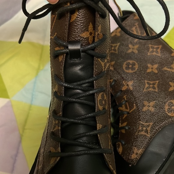 RARE L-V Inspired Combat/Lace up Boots - Picture 3 of 8